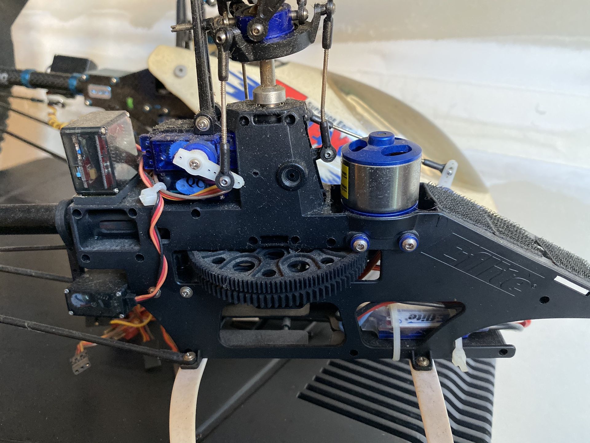 Eflite Blade 400 RC helicopter