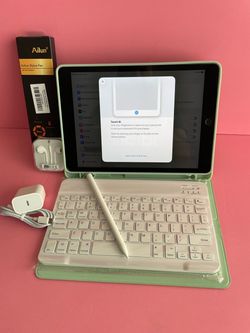 Apple IPad 8th Generation (10.2” Retina /Latest iOS 26/ 2020 model) 32GB with stylus pen, keyboard & Accessories