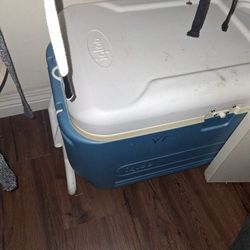 Ice Chest With Wheels And Puller