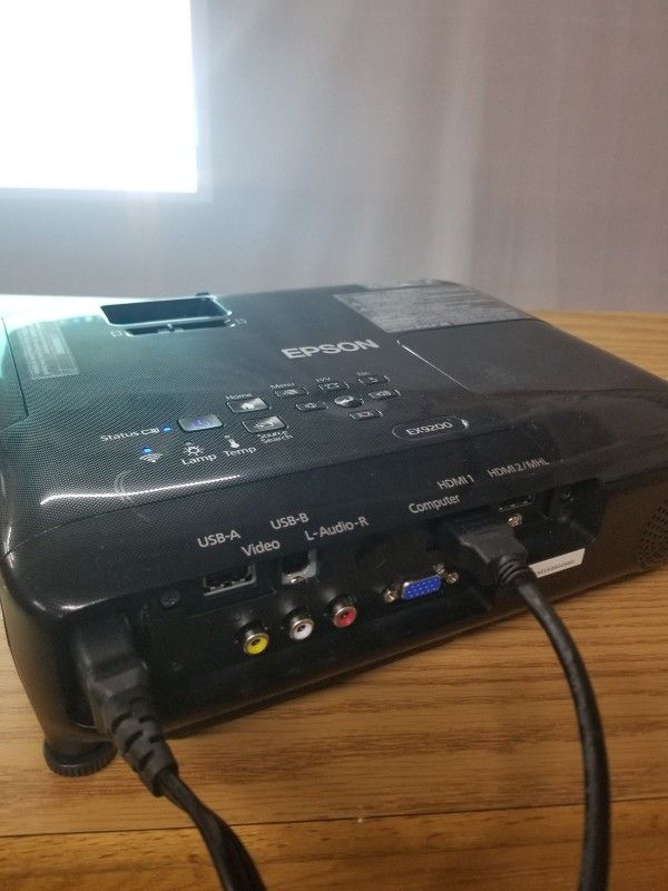 EPSON H722A LCD PROJECTOR WIFI AND HDMI (SHOP19)