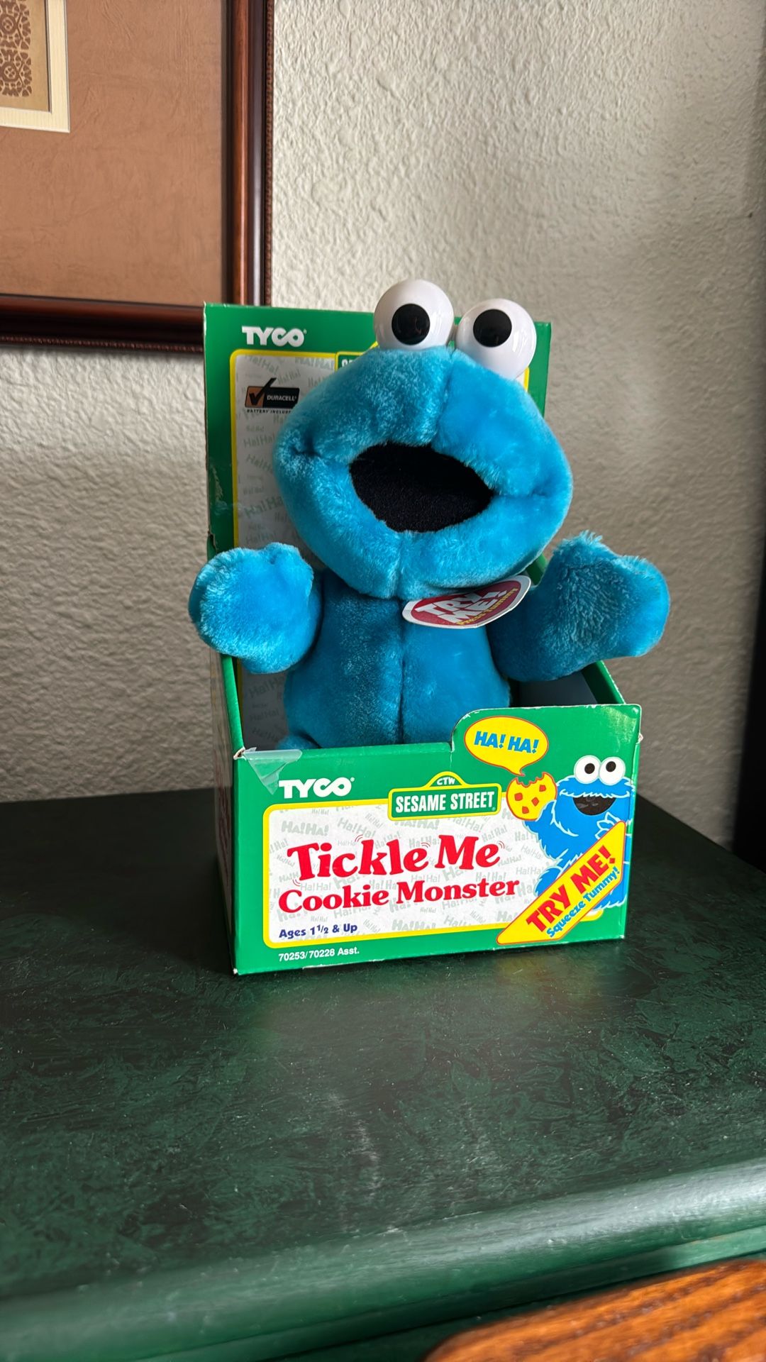 NEW From 1996 Tyco Sesame Street Tickle Me Cookie Monster Shakes Laughs Giggles