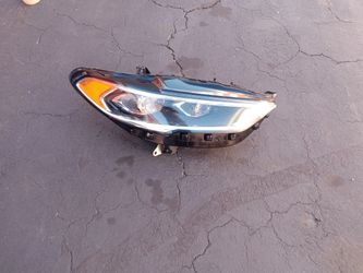2017-2018 Ford Fusion Xenon Headlight (Passenger Side) With All The Accessories Oem.