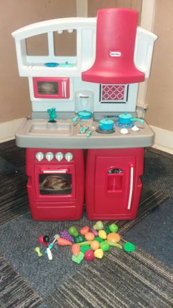 LITTLE TIKES KITCHEN COMPLETE WITH PLAY DISHES AND PLAY FOOD. ASKING $65
