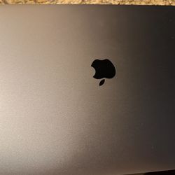 2017 Apple MacBook Pro 15.4" Laptop MLH42LL/A