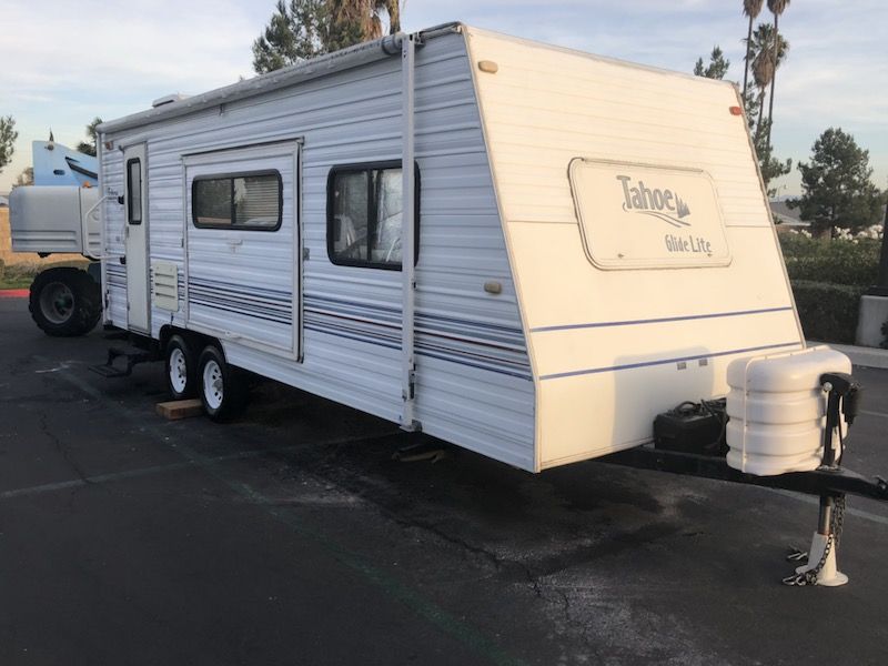2001 Tahoe glide lite 22ft travel trailer (with slide out)