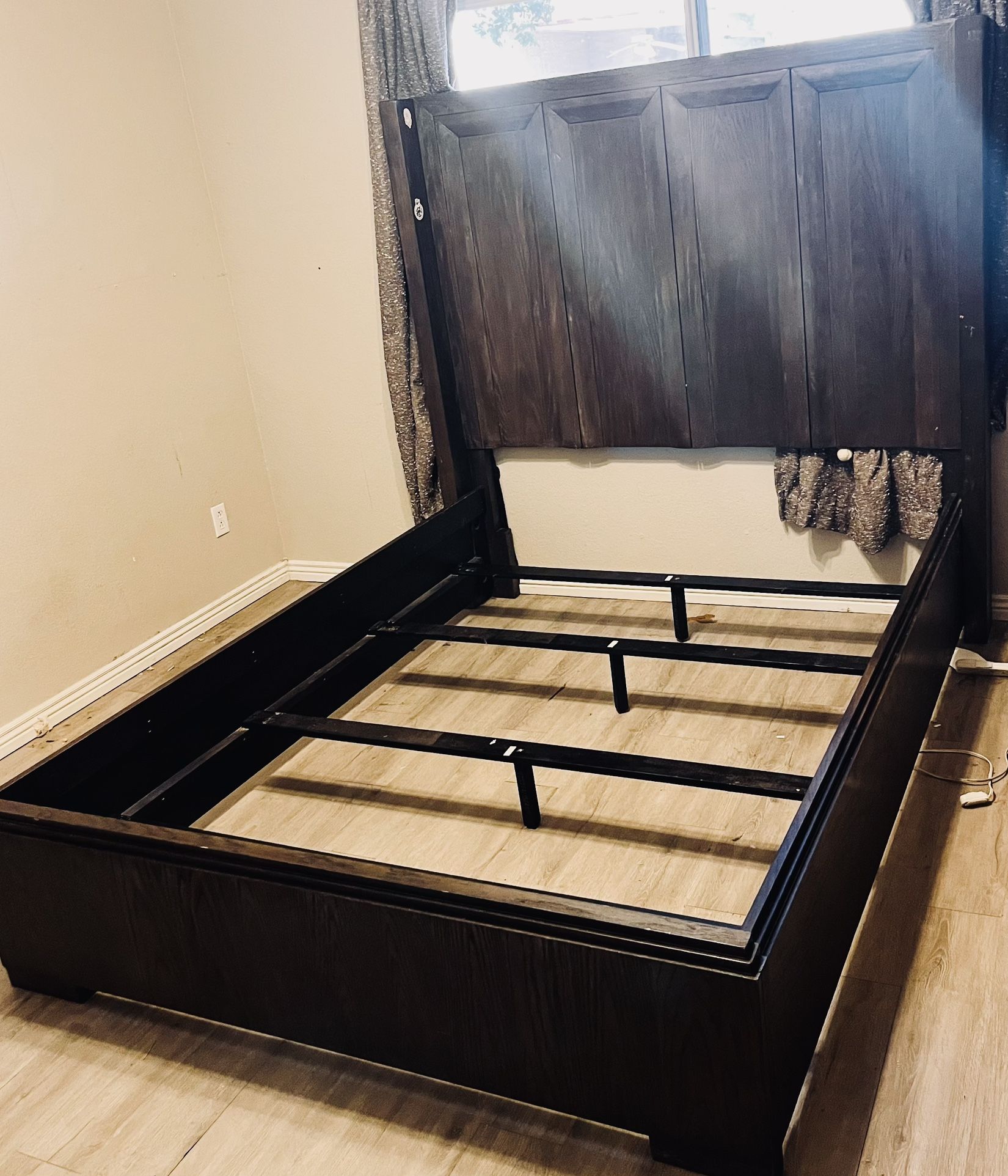 Wooden/Brown Queen Sized Bed Frame *Pre-Owned*