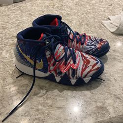 Nike Kyrie Hybrid  Size 4Y