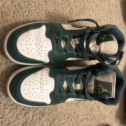 High top Jordan 1’s yellow and green