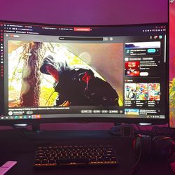 Triple Monitor Gaming & Streaming Setup – 144Hz / 32” Curved / Premium Peripherals