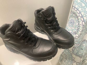 Black Nike boots