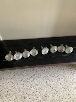 Eight lightbulbs from track lighting