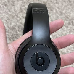 Beats to fix (They turn on, though do not connect)