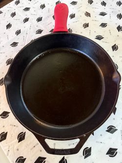 Lodge Cast Iron Skillet with Silicone Handle
