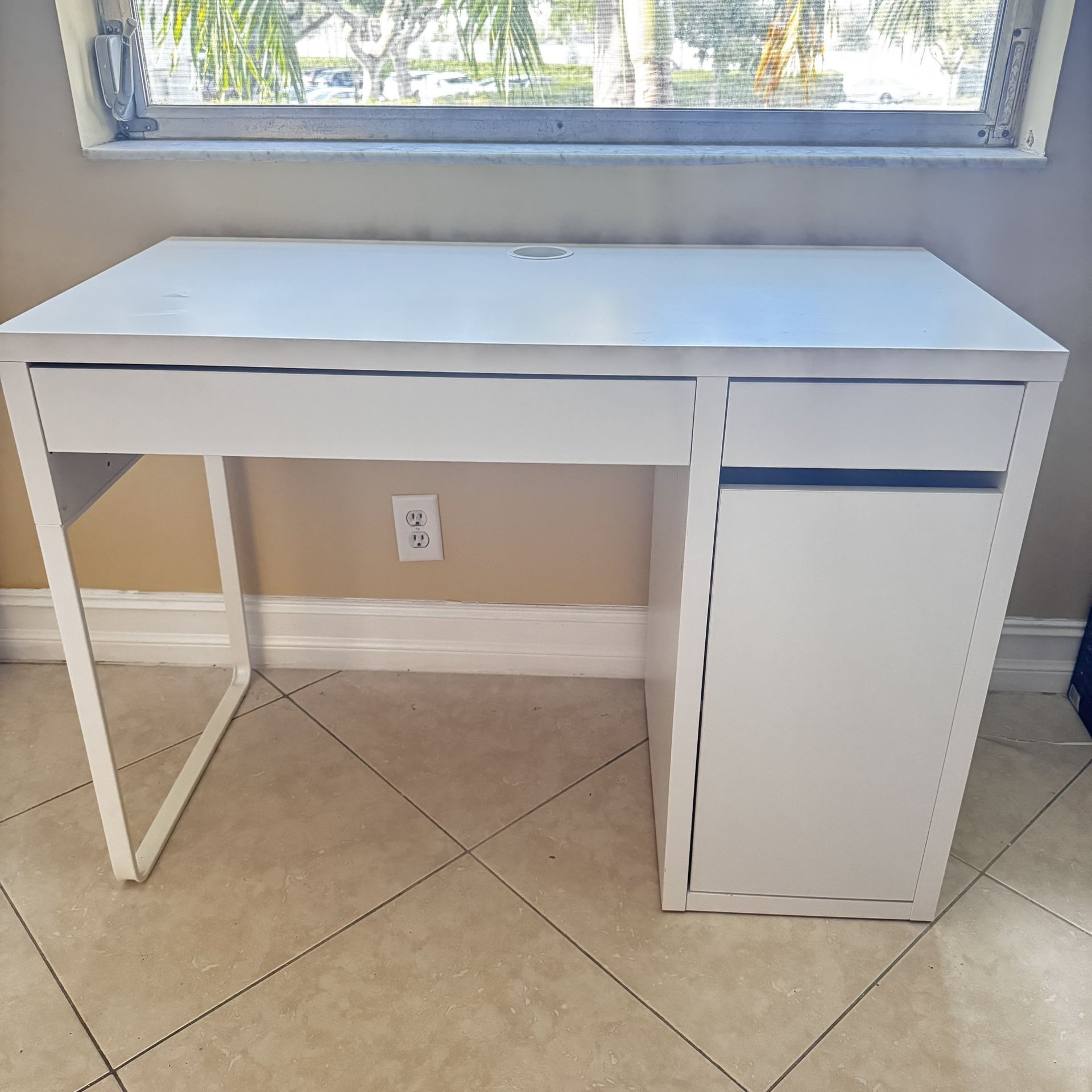 White IKEA MICKE desk in excellent condition