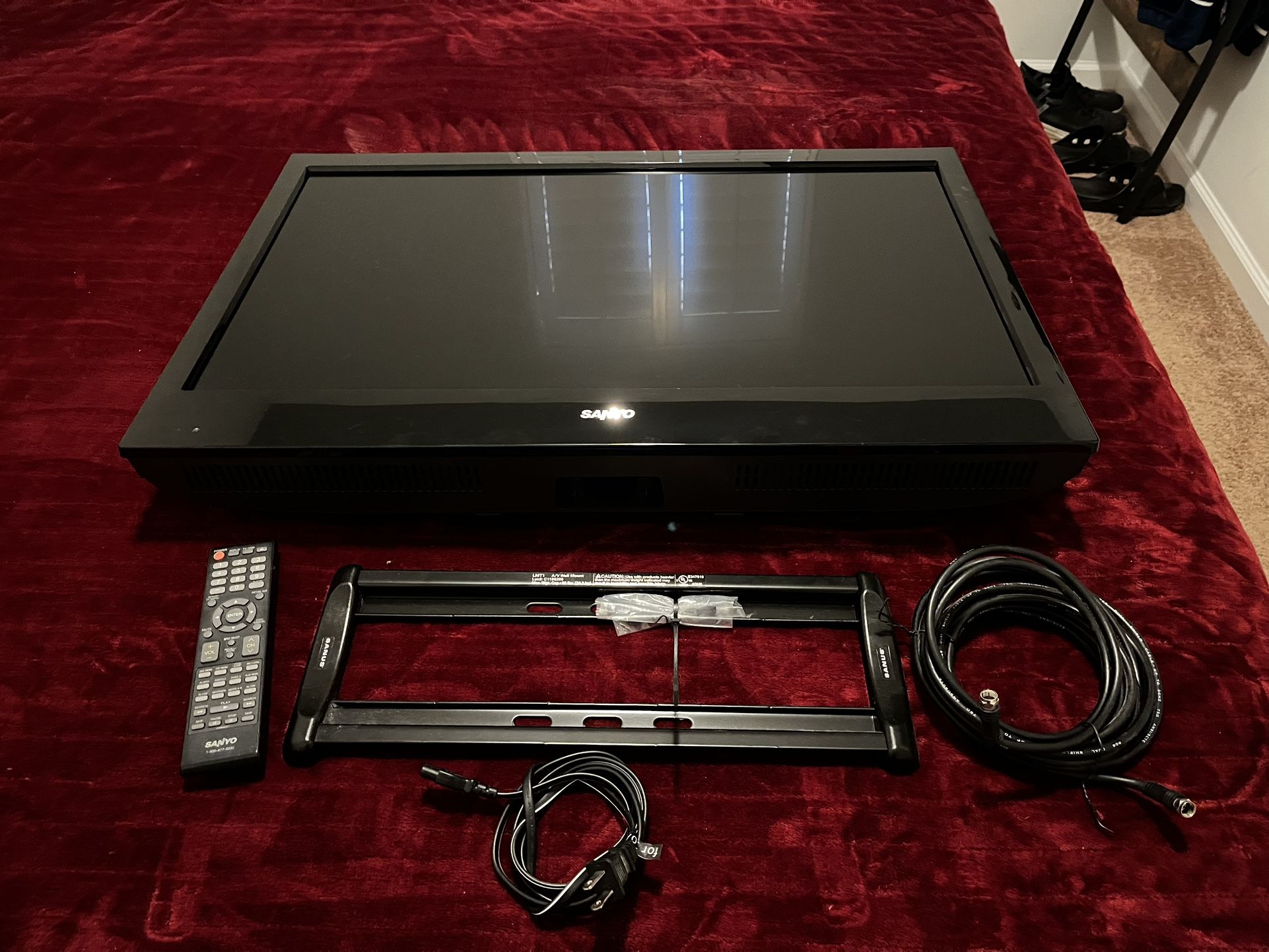 Plug & Play 32” Flat Screen TV, Wall Mount, Coaxial Cable