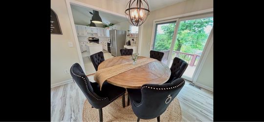 6 beautiful tufted velvet chairs