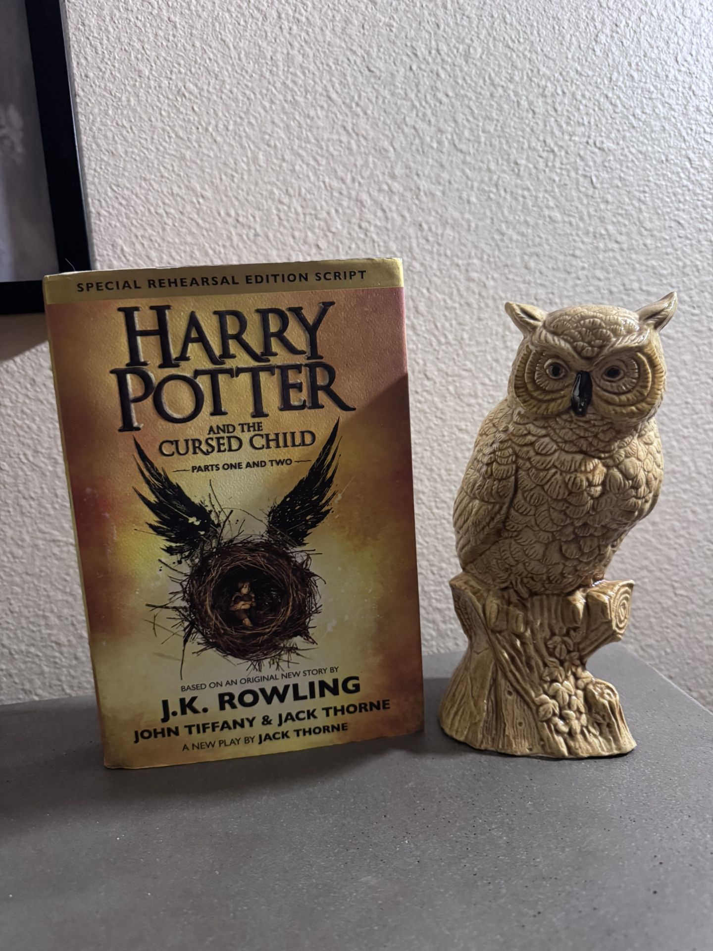 Harry Potter and the Cursed Child – Special Rehearsal Edition Script + Decorative Owl