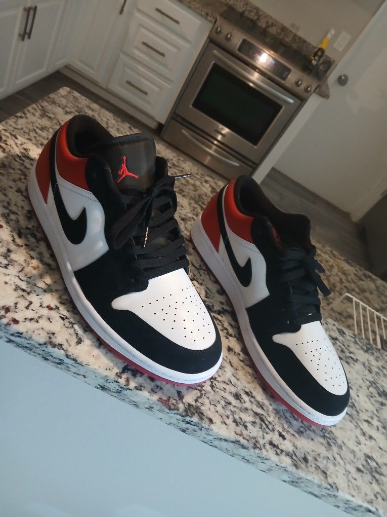 1 Low – Black/White/Red – Like New (Great Deal!)”