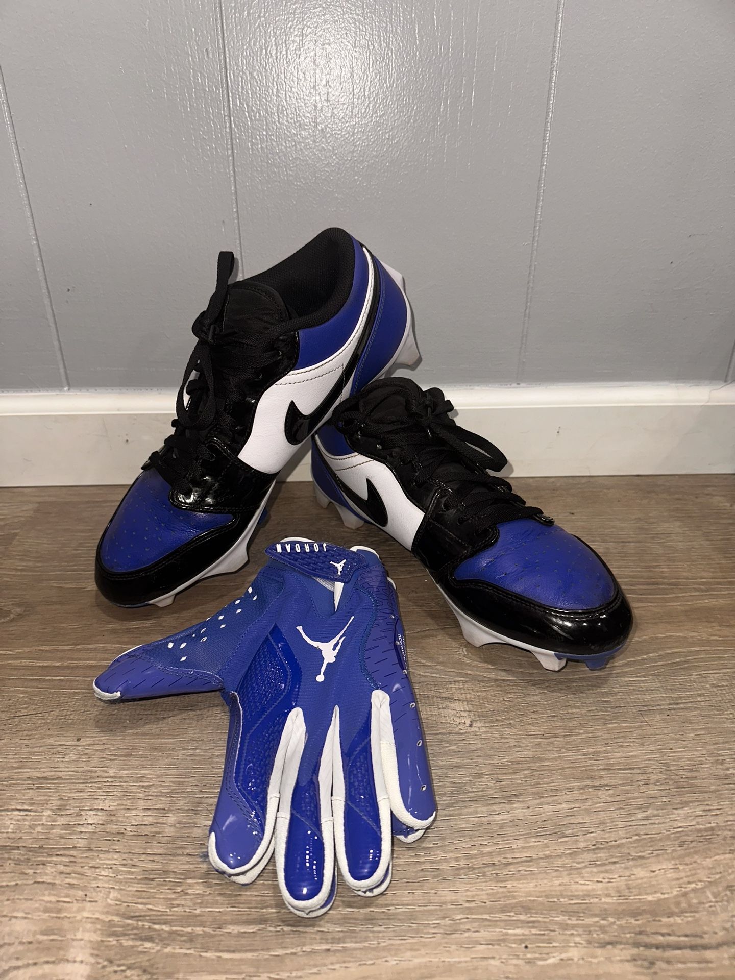 Air Jordan 1 Low Cleats/ Air Jordan Gloves 