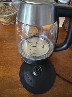 Electric kettle sur la table used $7