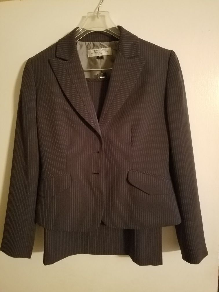 Tahari Navy skirt suit size 4p