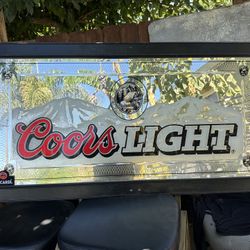 Cuadro De Coors Light Tiene 4 Pies Dos Pulgadas De Largo Por 2 Pies Y Dos Pulgadas De Ancho 