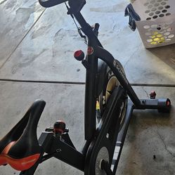 Bicicleta estática, y pesas