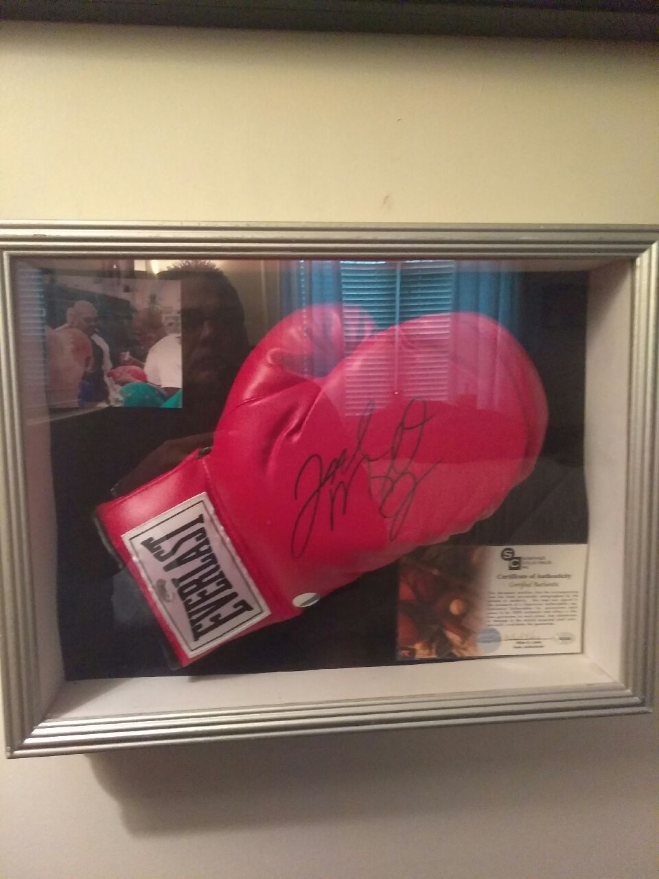 Floyd money mayweath authentic signed everlast boxing glove with certificate of authenticity and picture of signing