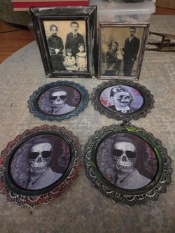 Set Of Halloween Lenticular Scene Changing Family Portrait  & 4 Haunted Plates


Here are 6 peices Of Halloween Decor

First Lenticular Family portrai