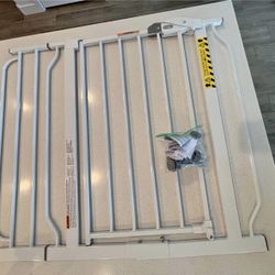 Wide Pet Gate / Baby Gate - Fits Openings 29” - 38.5”