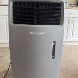 Honeywell CO25AE Indoor/Outdoor Evaporative Air Cooler
