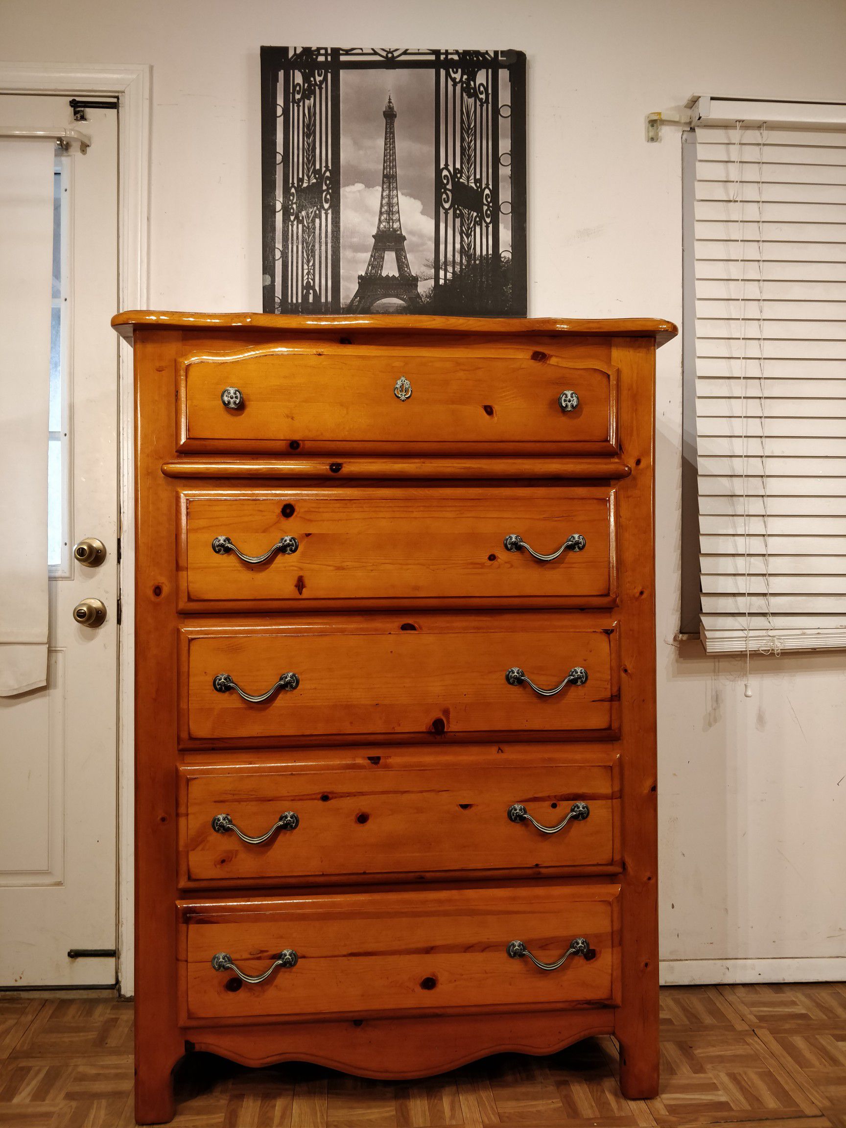 Solid wood big chest dresser with big drawers in great condition all drawers working well, dovetail drawers. L40"*W19"*H56"