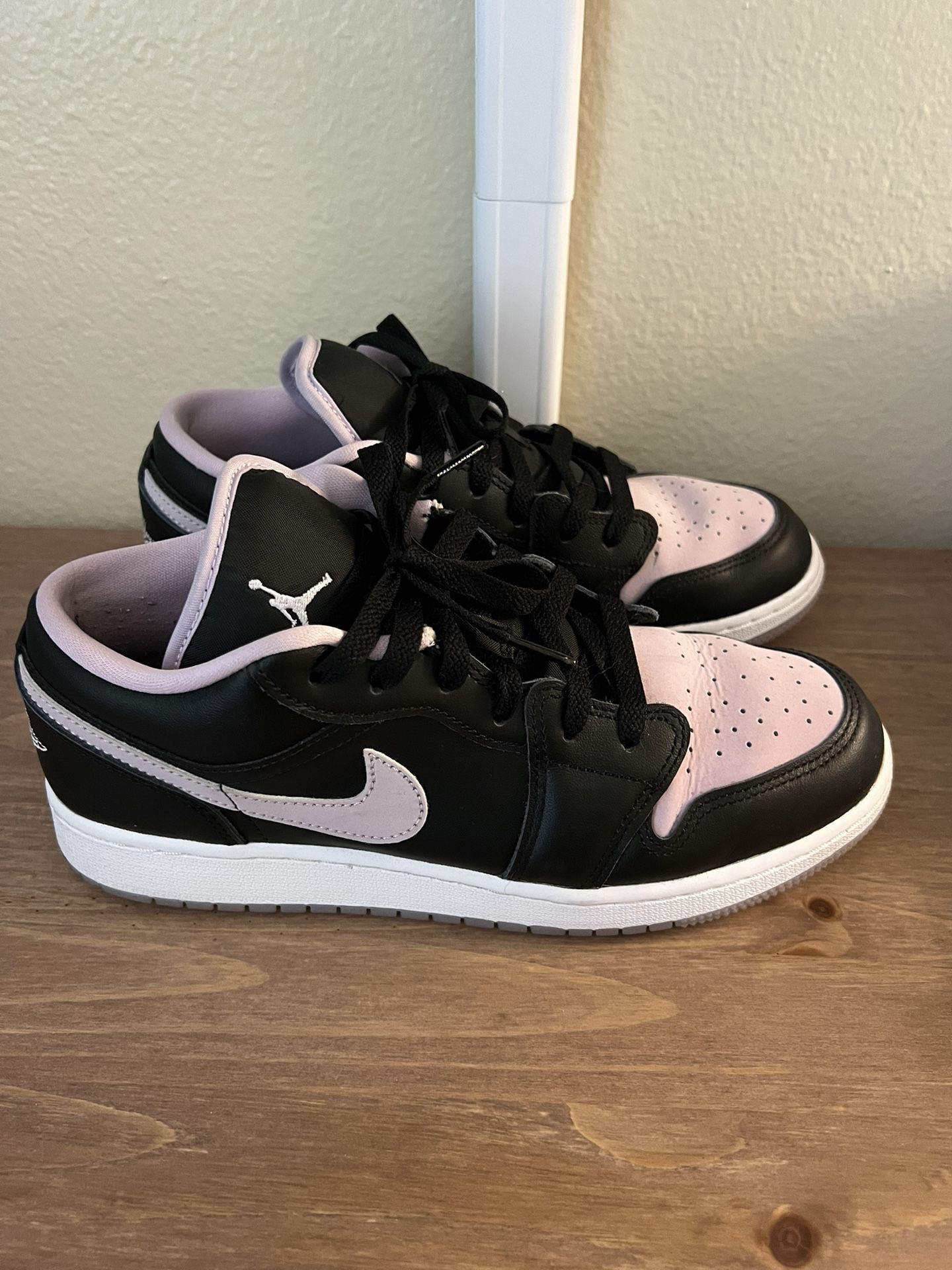 Jordan 1 Low - Black/Iced Lilac - Kids 7 (fits Women’s 8.5)