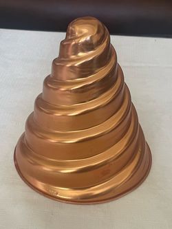 Vintage copper-toned spiral-shaped jelly mold.