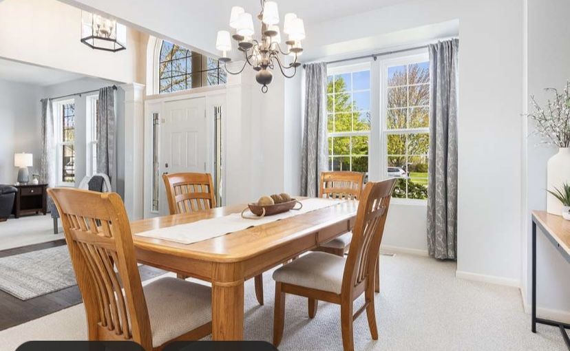 Broyhill Dining room Table, Insert Leaf & 4 Chairs
