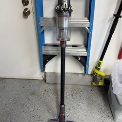 Dyson V8