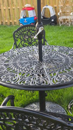 Hanamint patio table and chairs