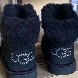 🎅NEW XMAS 🎁🎁UGG Sz 3 Fit 4 Classic Swarovski Crystals Black Suede SALE SALE. $185 O.B.O 🎈🎈