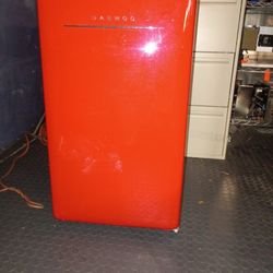 DAEWOO RED MINI FRIDGE 4.4 CU FT