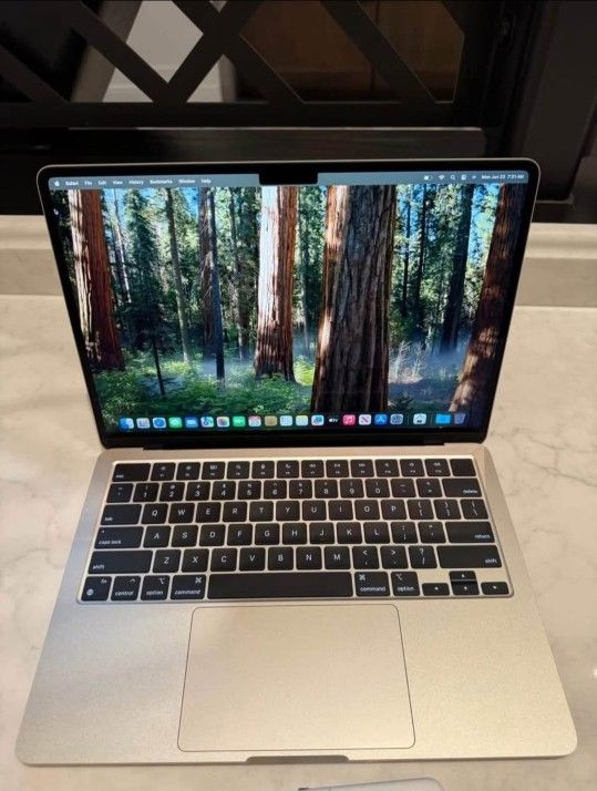 MЗ 2024 MacBook Air Laptop 13" - 8-core CPU, 10-core GPU, 24GB Memory 
