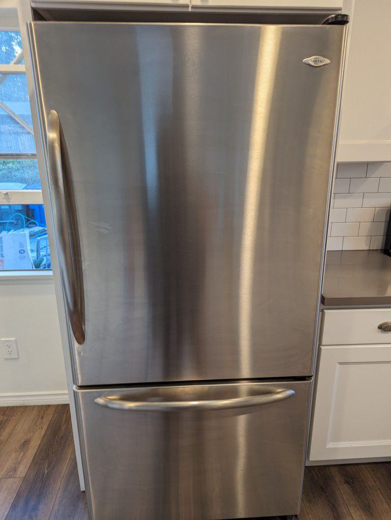 Maytag Fridge With Ice Machine. PICK UP ONLY! IF YOU'RE READING THIS, IT'S AVAILABLE. 