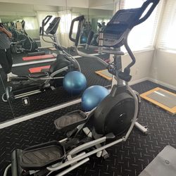 Spirit XE395 Elliptical- Pre Owned