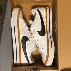 Nikes men’s 9 Women 10.5
