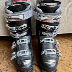 Women/ Girls Nordica Ski Boot Intermediate (size 23.5)