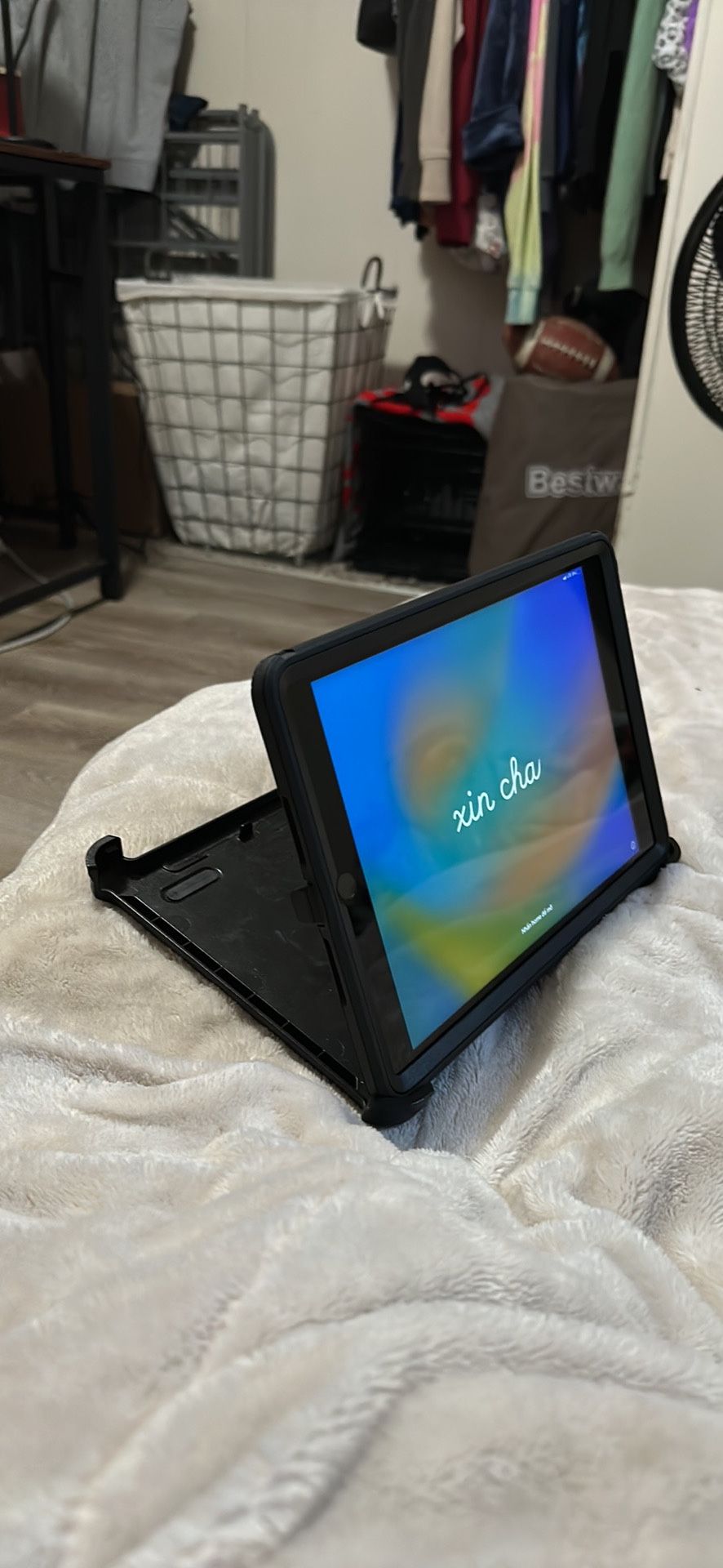 iPad 9th Gen 64GB Silver Cellular+WiFi W/ Brand New Bluetooth Keyboard Case And Otter box Case