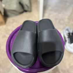 adidas yeezy slides Size 8