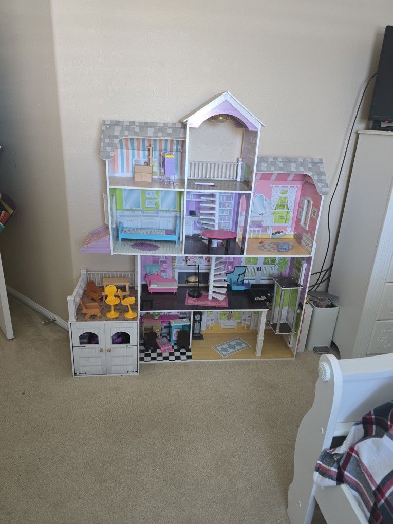 Barbie Doll House 