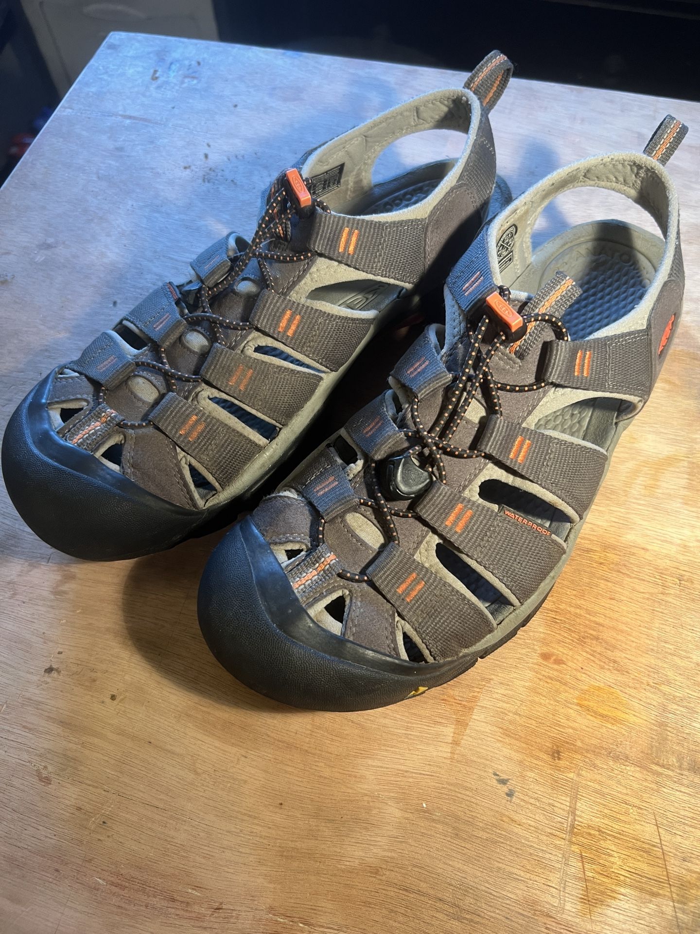 Men’s Keen Newport H2 Sandals, Size 11.5, Magnet/Nasturtium