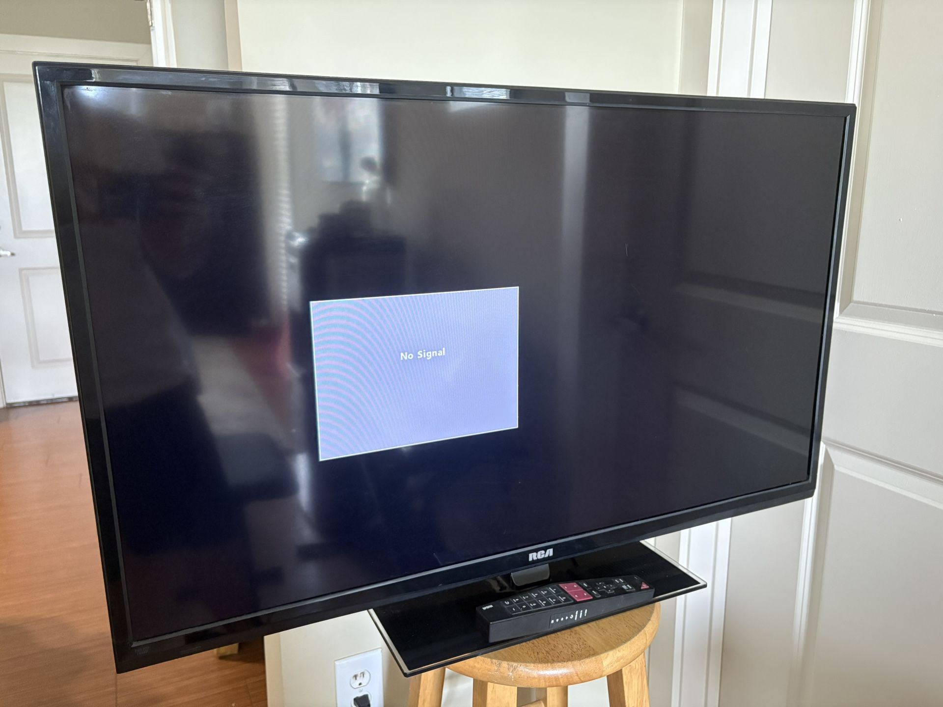RCA - 40 Inch TV (Product Details: https://offerup.com/redirect/?o=aHR0cHM6Ly9pLnNlYXJzLmNvbS9zL2QvcGRmL21wLXRjLzEwMDkyNDg3L3Byb2RfMTk2ODIyMDgxMg==)