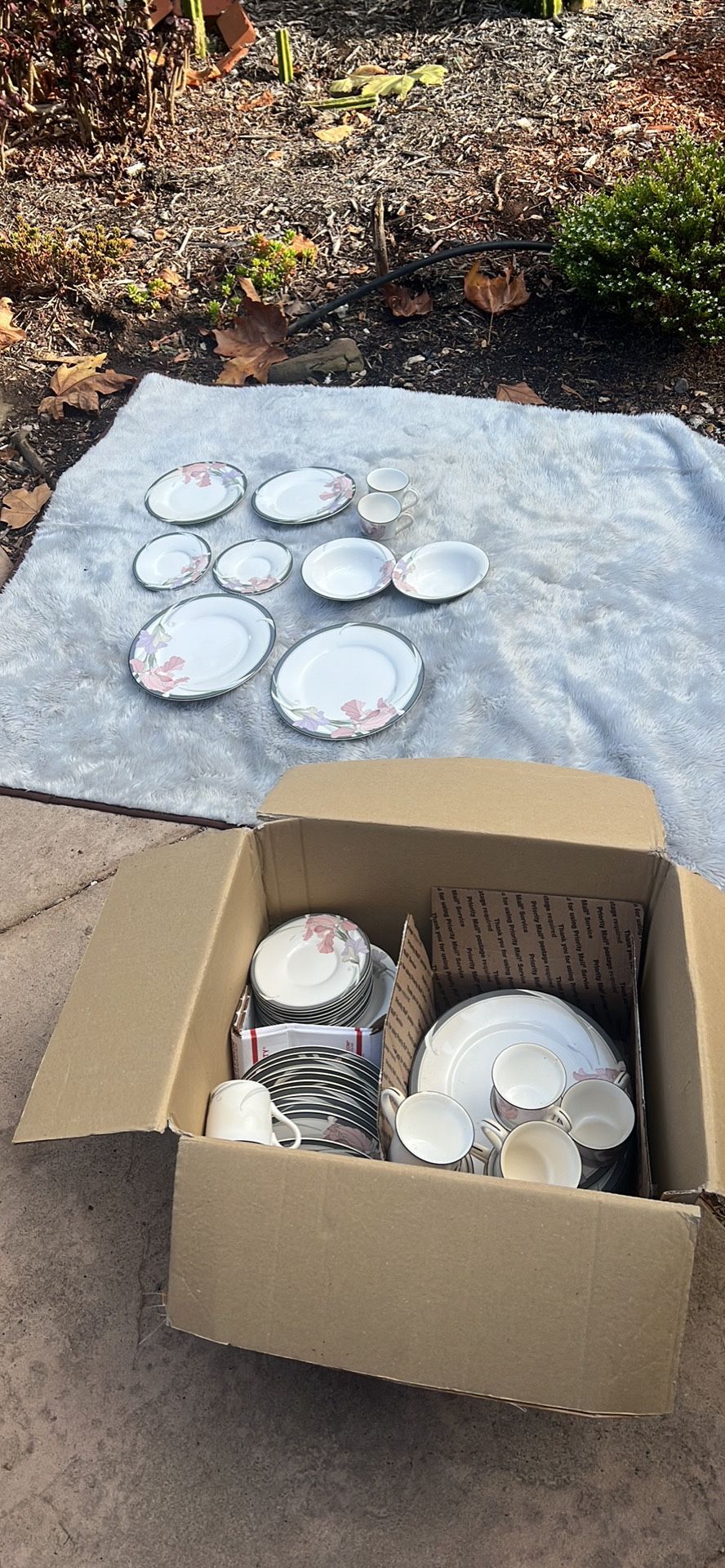 Noritake 5 Piece 12 Place Table Setting